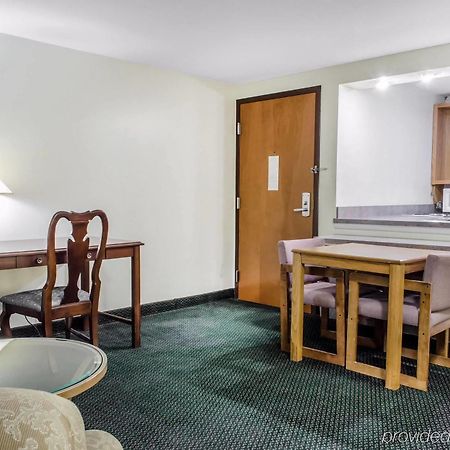Econo Lodge Inn & Suites Denver Bagian luar foto