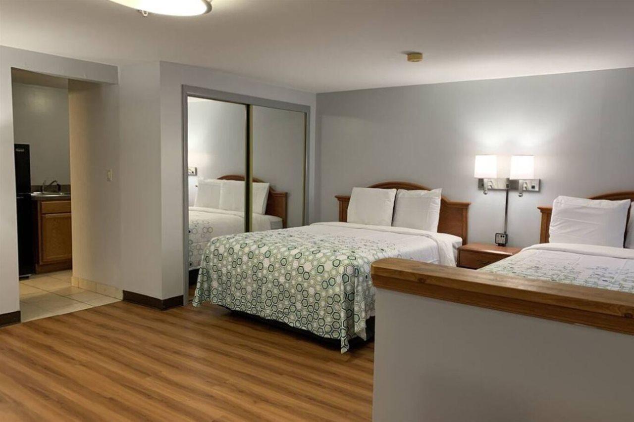Econo Lodge Inn & Suites Denver Bagian luar foto