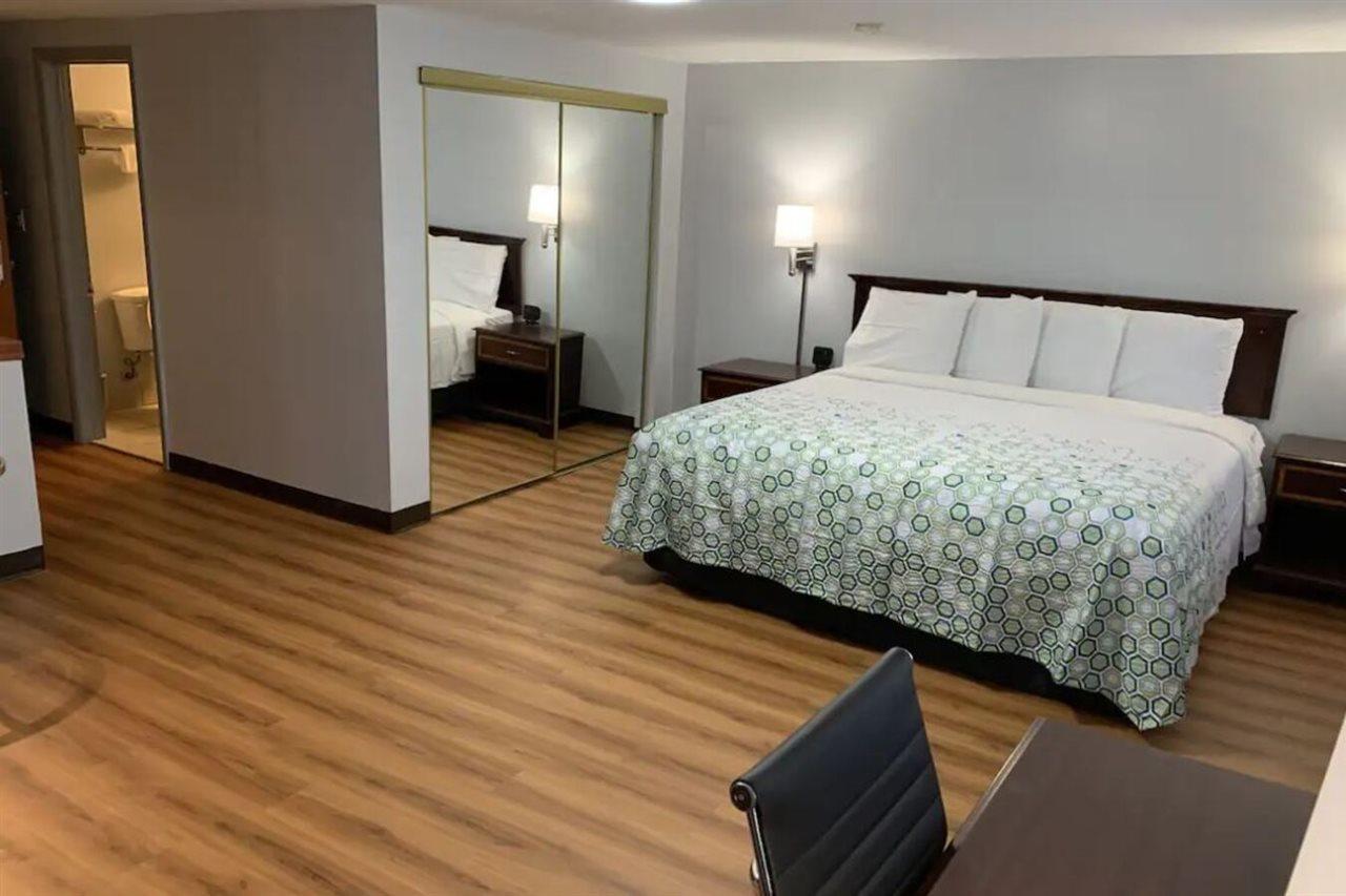 Econo Lodge Inn & Suites Denver Bagian luar foto