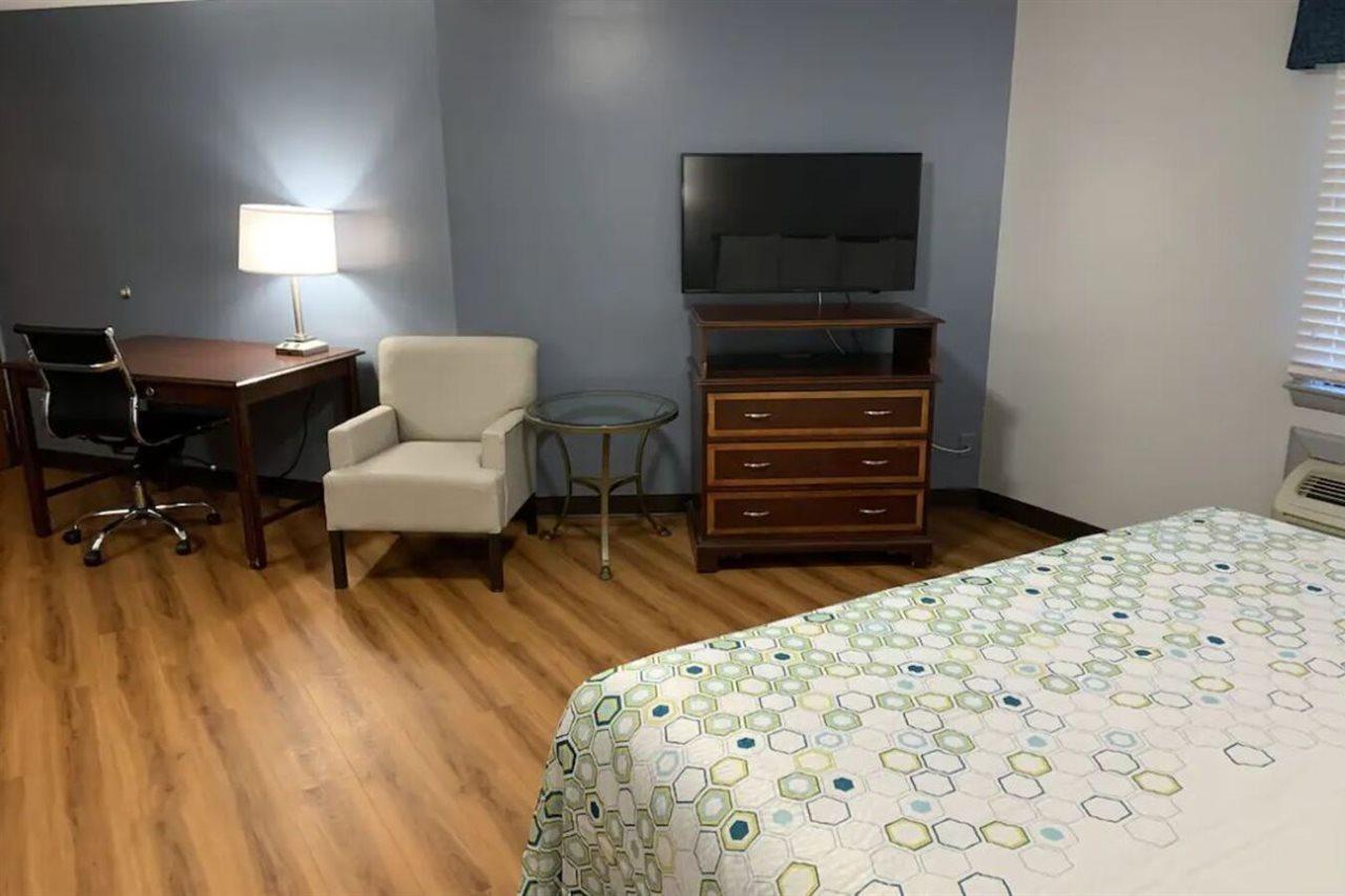 Econo Lodge Inn & Suites Denver Bagian luar foto
