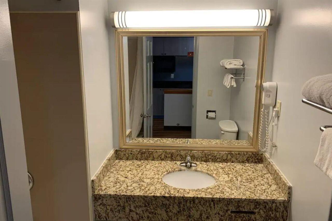 Econo Lodge Inn & Suites Denver Bagian luar foto