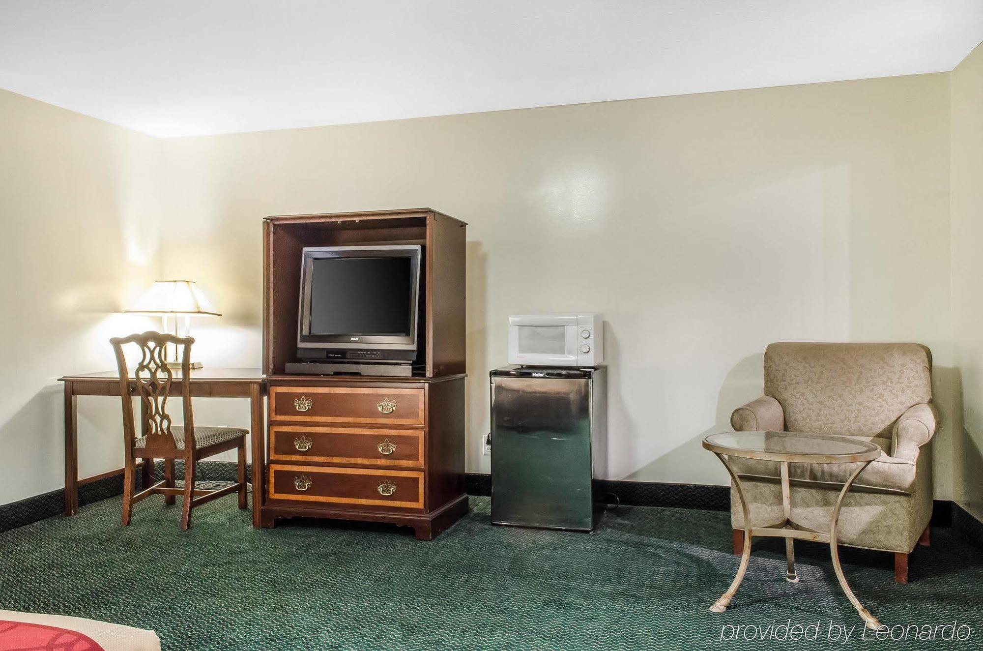 Econo Lodge Inn & Suites Denver Bagian luar foto