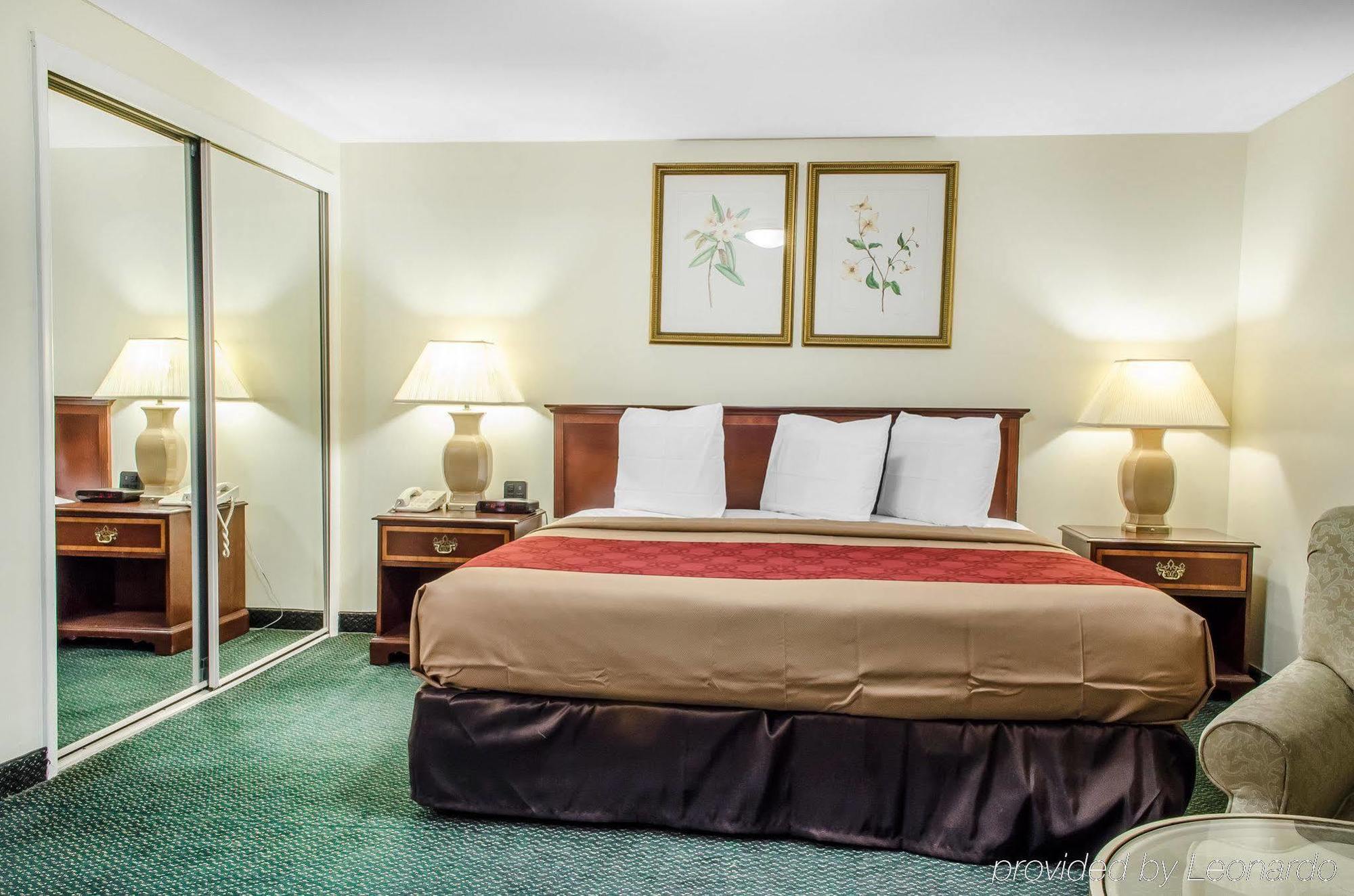 Econo Lodge Inn & Suites Denver Bagian luar foto