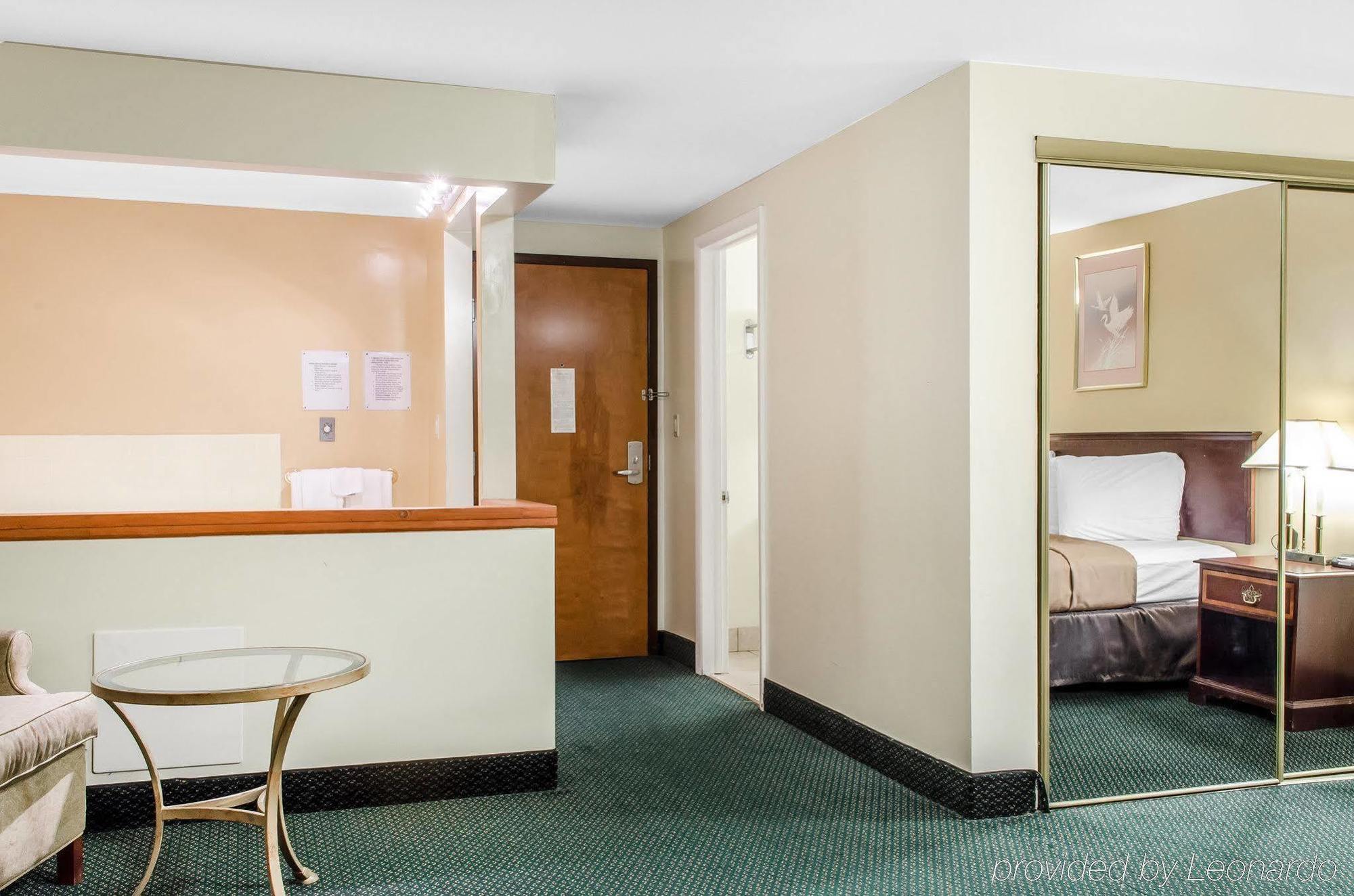 Econo Lodge Inn & Suites Denver Bagian luar foto