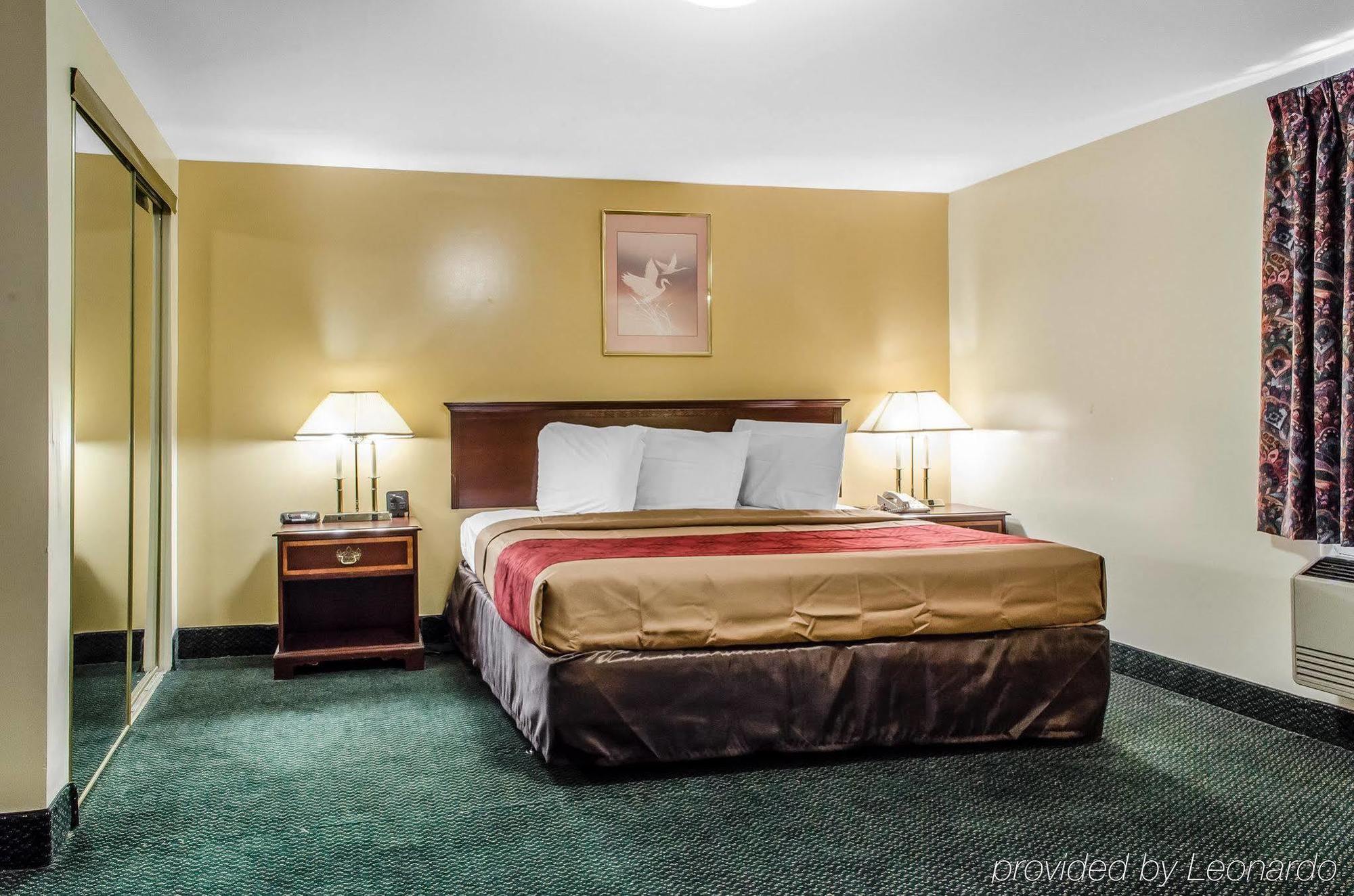 Econo Lodge Inn & Suites Denver Bagian luar foto