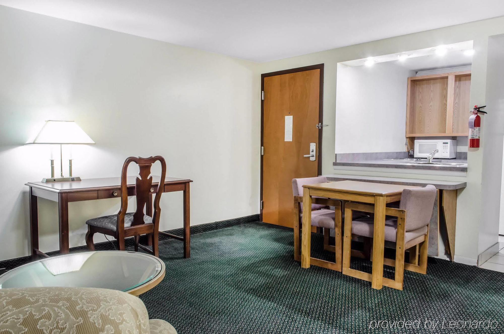 Econo Lodge Inn & Suites Denver Bagian luar foto