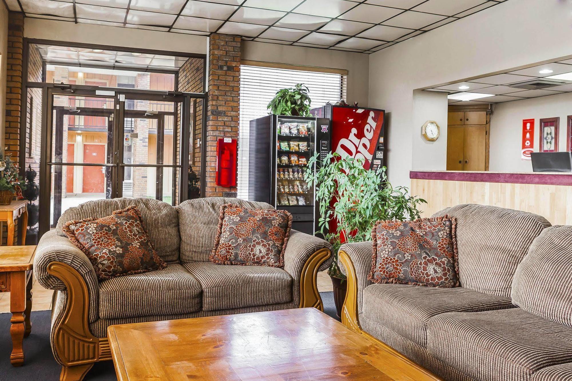 Econo Lodge Inn & Suites Denver Bagian luar foto