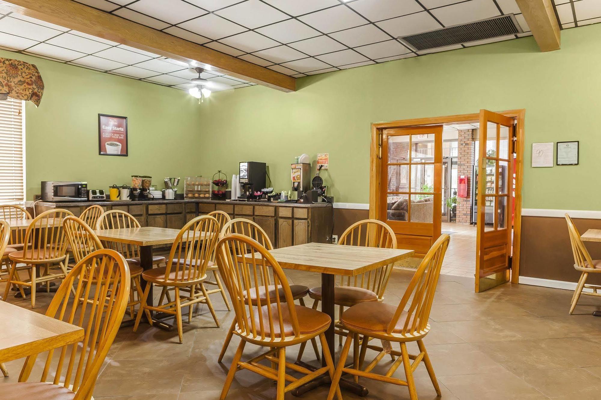 Econo Lodge Inn & Suites Denver Bagian luar foto