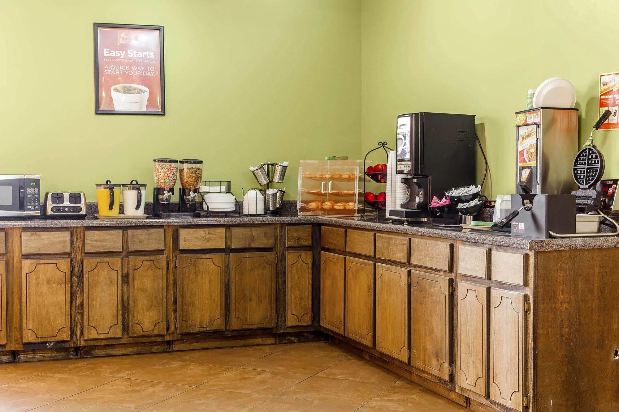 Econo Lodge Inn & Suites Denver Bagian luar foto