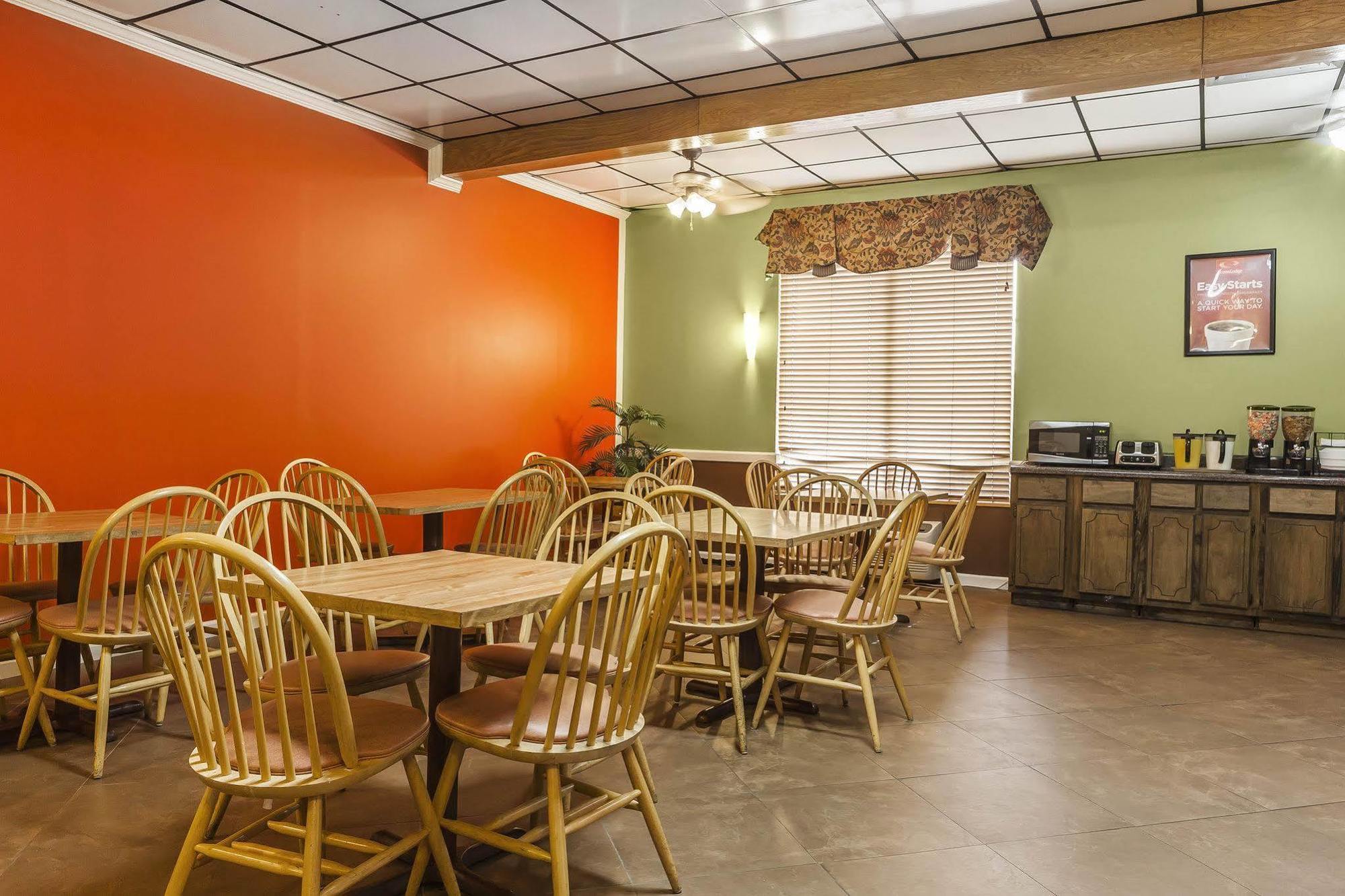 Econo Lodge Inn & Suites Denver Bagian luar foto