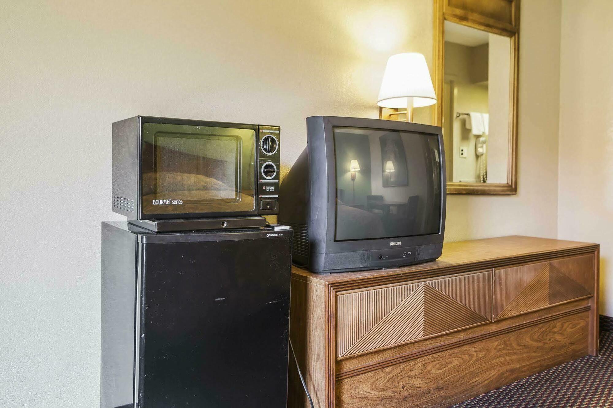 Econo Lodge Inn & Suites Denver Bagian luar foto