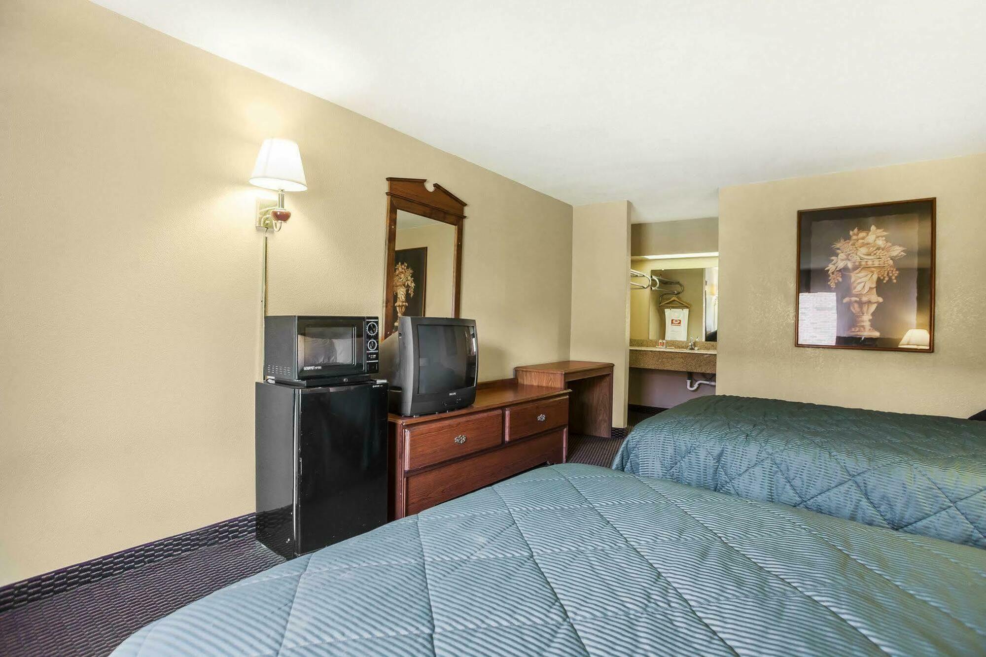 Econo Lodge Inn & Suites Denver Bagian luar foto