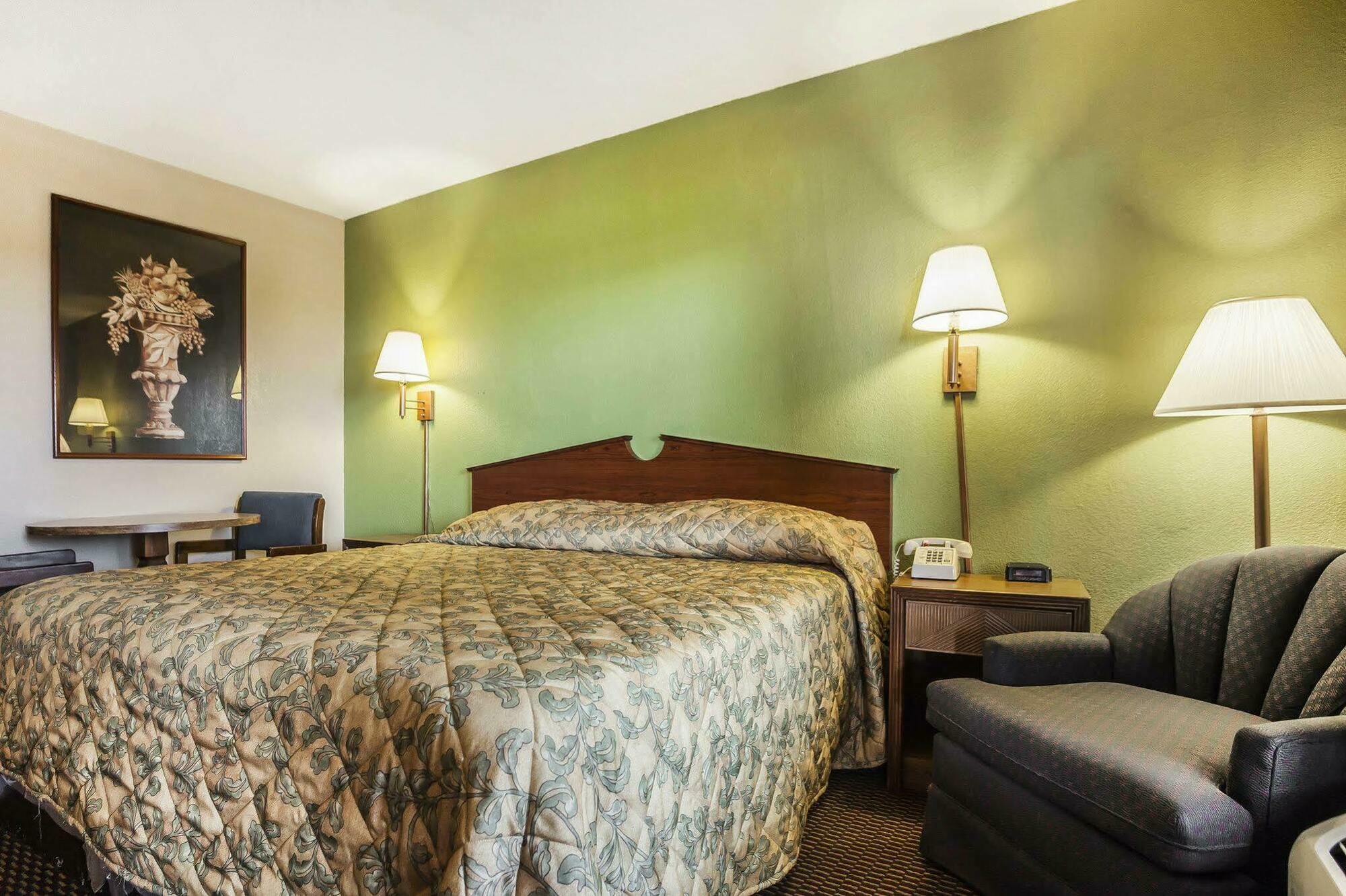 Econo Lodge Inn & Suites Denver Bagian luar foto