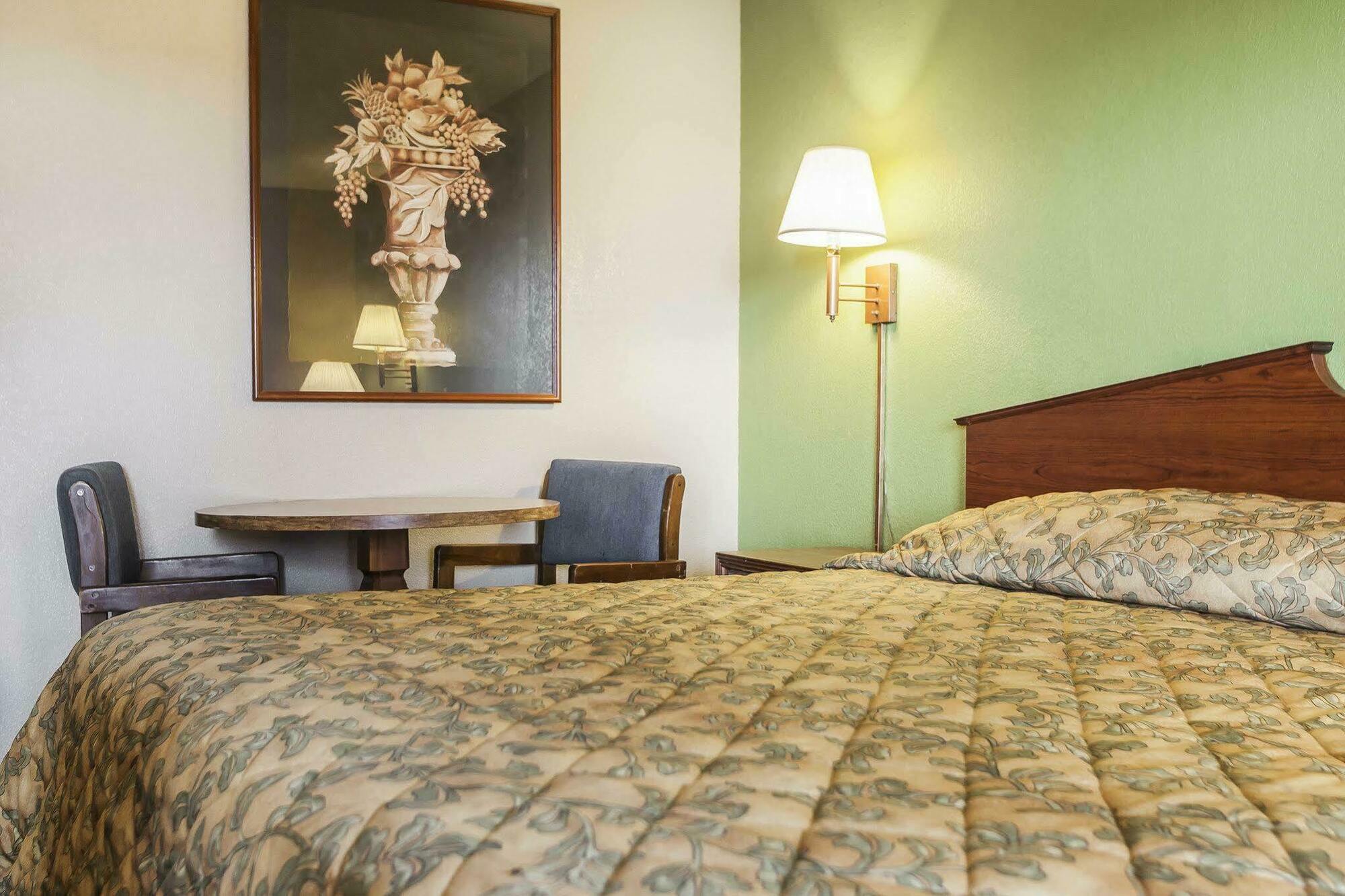 Econo Lodge Inn & Suites Denver Bagian luar foto