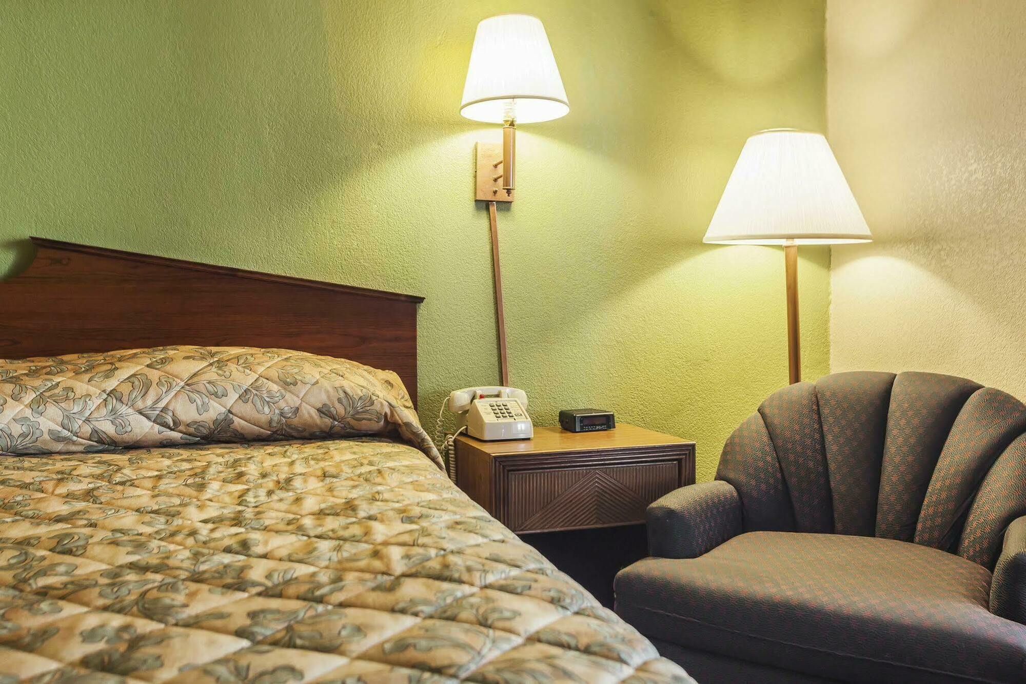 Econo Lodge Inn & Suites Denver Bagian luar foto