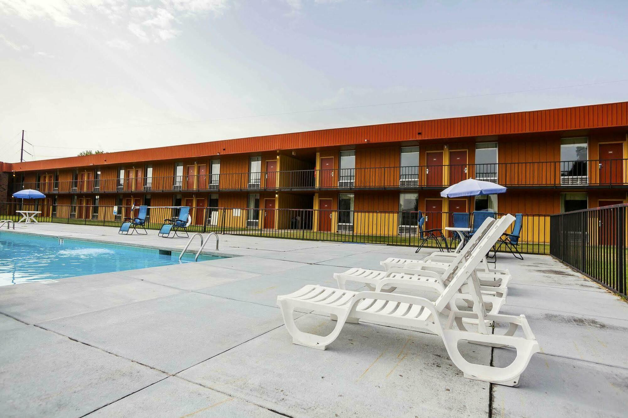 Econo Lodge Inn & Suites Denver Bagian luar foto